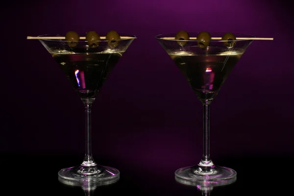 Lunettes Martini sur fond sombre — Photo