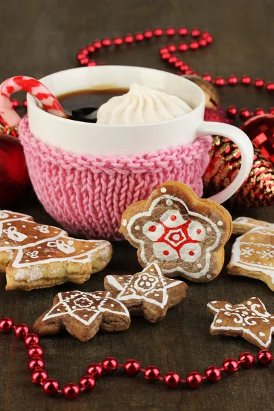 Kopje koffie met Kerstmis zoetheid op houten tafel close-up — Stockfoto