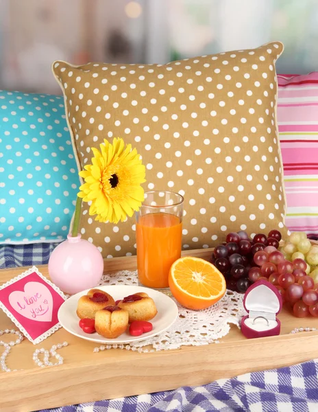 Petit déjeuner au lit le jour de la Saint-Valentin sur fond de chambre — Photo