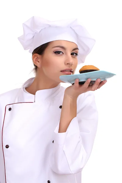 Retrato de mujer joven chef con pastel en plato aislado en blanco — Foto de Stock