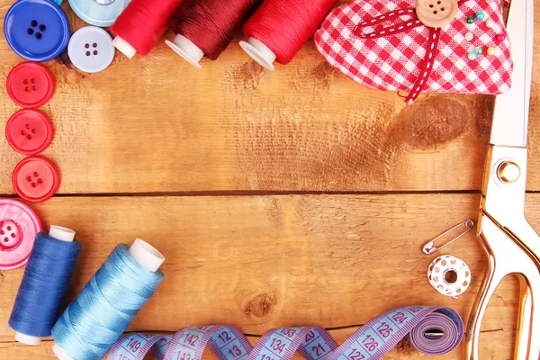 Accesorios de costura y tela en primer plano de mesa de madera — Foto de Stock