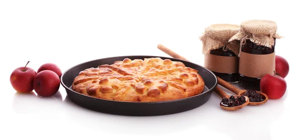 Leckeren hausgemachten Kuchen, Äpfel und Marmelade, isoliert auf weiß — Stockfoto