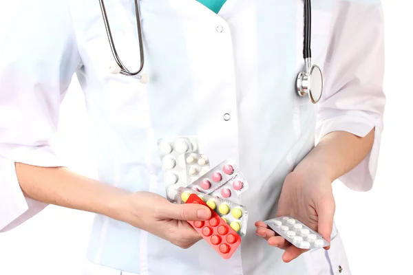 Nahaufnahme einer Ärztin, die Tabletten in der Hand hält, isoliert auf weiß — Stockfoto