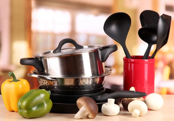 Composición de utensilios de cocina y verduras en la mesa en la cocina —  Fotos de Stock