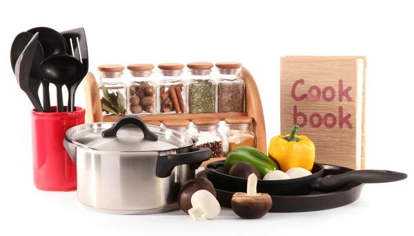 Composição de utensílios de cozinha, especiarias e legumes isolados em branco — Fotografia de Stock