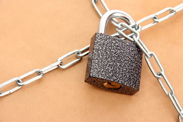 Parcel with chain and padlock, close up — Stock Photo, Image