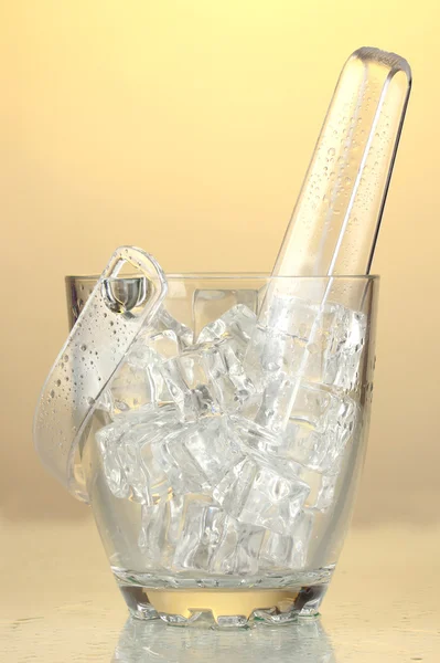 Glas is hink på gul bakgrund — Stockfoto
