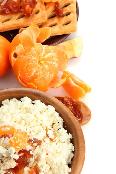 Cottage cheese in bowl with homemade tangerine jam, isolated on white — Stock Photo, Image