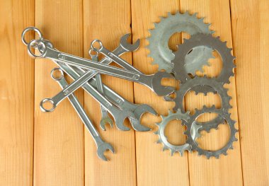 cogwheels metal ve ahşap zemin üzerinde somun anahtarları