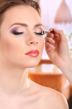 sahne arkasında olun