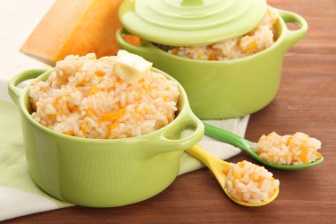 Tat pirinç lapası kabak ahşap arka plan üzerinde tencere ile