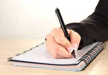 beyaz zemin üzerinde dizüstü el yazma