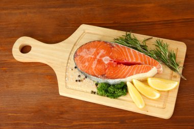 ahşap zemin üzerinde kesme tahtası üzerinde taze somon steak