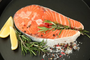 taze somon steak Pan, yakın çekim