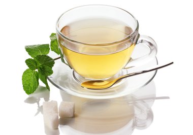 Bir fincan naneli çay, beyaz üzerine izole edilmiş.