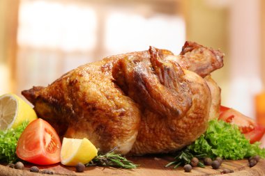 plaka, ahşap kafe tablosunda sebze ile bütün kavrulmuş tavuk
