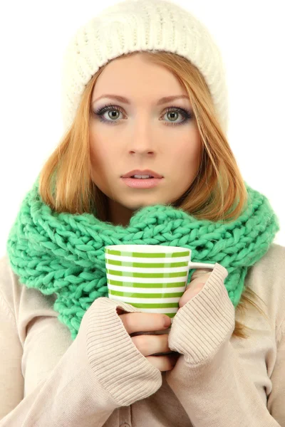 Atractiva joven mujer sosteniendo taza con bebida caliente, aislada en blanco —  Fotos de Stock