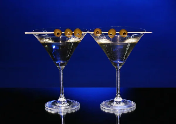Martini óculos no fundo escuro — Fotografia de Stock