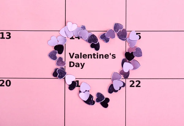Notas sobre el calendario (día de San Valentín) y rosa, primer plano —  Fotos de Stock