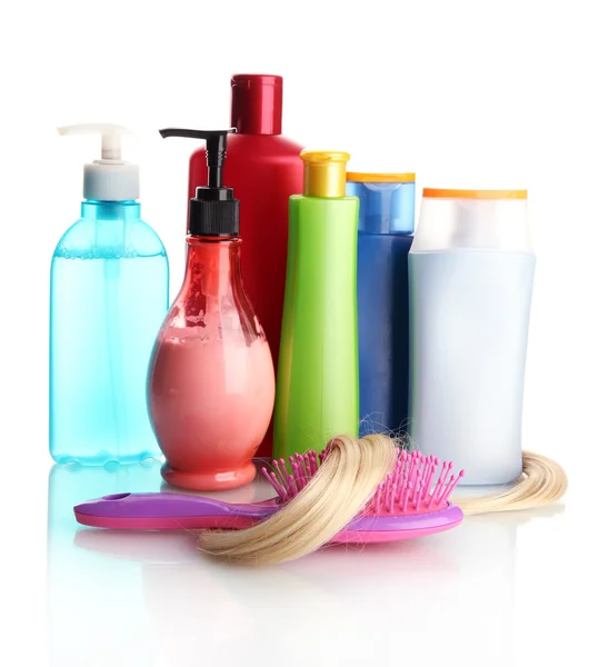 梳子刷子用头发和化妆品瓶，白色上孤立 — 图库照片