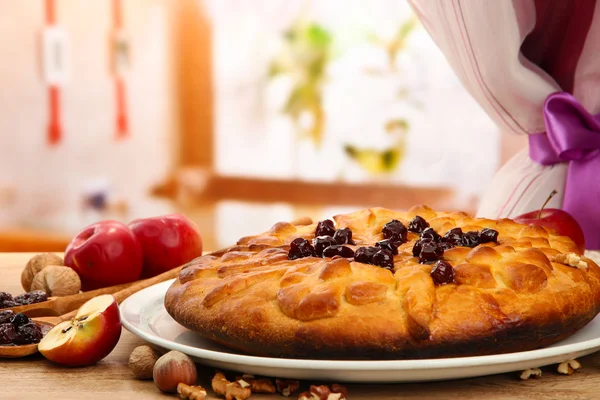 Gustosa torta fatta in casa con marmellata e mele, su tavolo di legno in caffè — Foto Stock