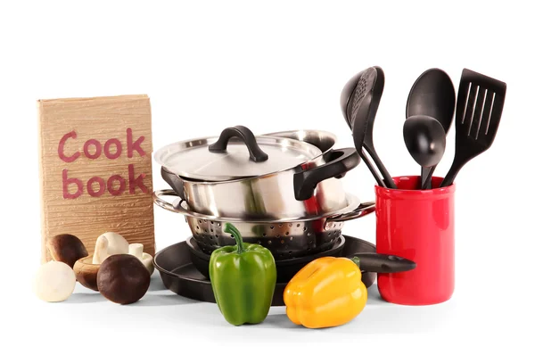 Composição de utensílios de cozinha e legumes isolados em branco — Fotografia de Stock