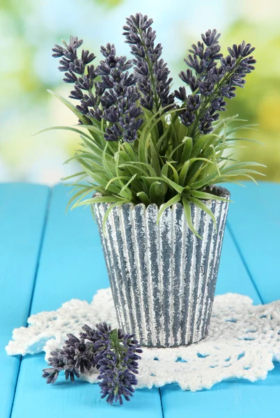 Lavanda decorativa in vaso su tavolo di legno blu su sfondo naturale — Foto Stock