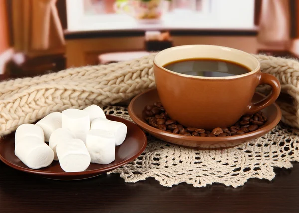 Xícara de café com cachecol na mesa no quarto — Fotografia de Stock