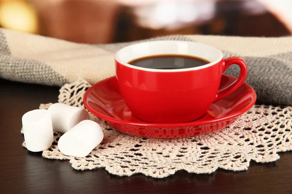 Xícara de café com cachecol na mesa no quarto — Fotografia de Stock