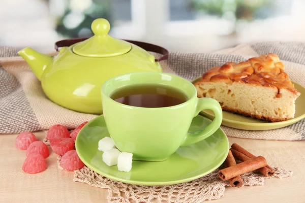 Kopp te med halsduk på bord i rummet — Stockfoto
