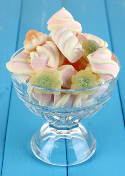 Gentle marshmallow in glass vase on wooden table close-up — Stock Photo, Image