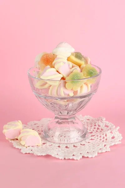 Gentle marshmallow in glass vase on pink background — Stock Photo, Image
