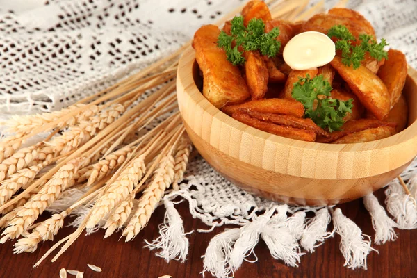 Apetitivo pueblo patatas en un tazón en la mesa de madera primer plano —  Fotos de Stock