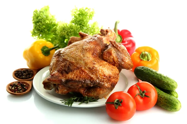 Sabroso pollo asado entero en plato con verduras, aislado en blanco — Foto de Stock