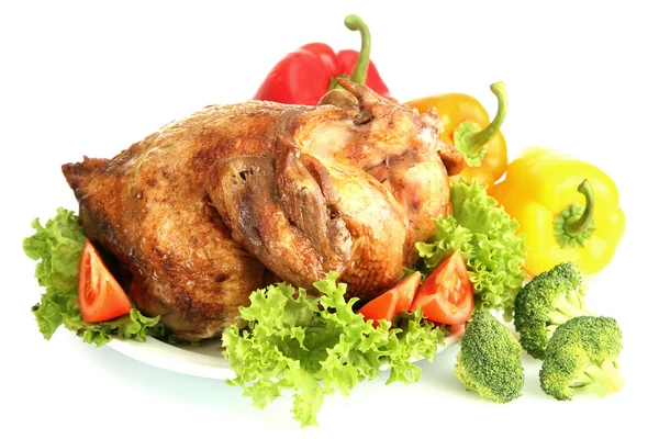 Sabroso pollo asado entero en plato con verduras, aislado en blanco — Foto de Stock