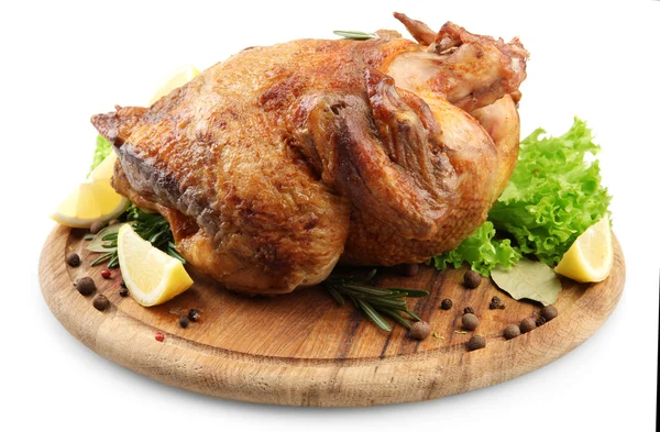 Hela rostad kyckling på träplatta med citron, isolerad på vit — Stockfoto