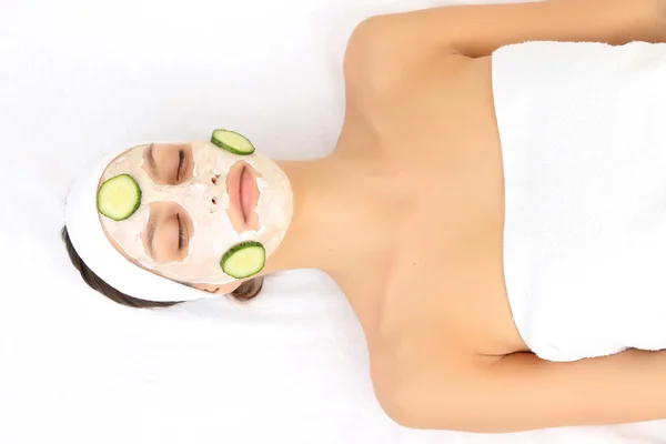 Jeune femme avec masque facial en argile — Photo