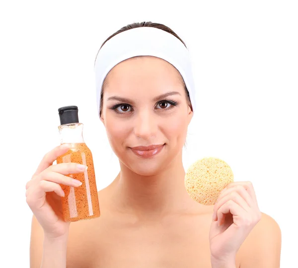 Jovem mulher limpando o rosto com esfoliação, isolada em branco — Fotografia de Stock