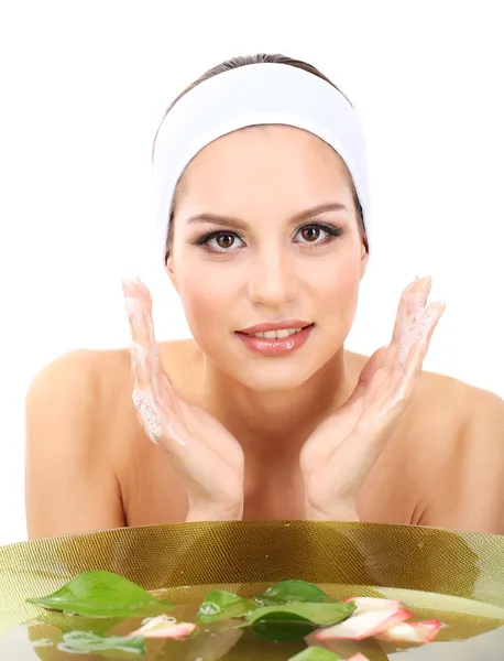 洗脸的年轻女人。概念照片： 卸妆液 — 图库照片
