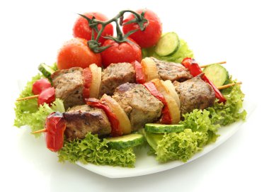 lezzetli ızgara et ve sebze şiş üzerinde beyaz izole plaka üzerinde