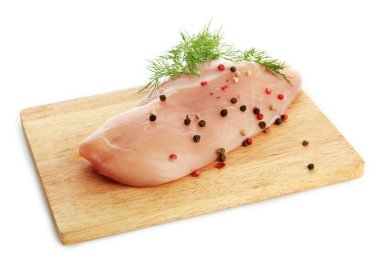 çiğ tavuk eti üzerinde beyaz izole kesme tahtası üzerinde