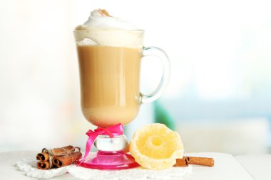 hoş kokulu kahve latte ile baharat, ahşap masa üzerinde cam fincan