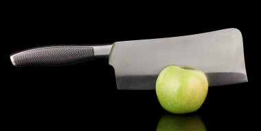 Yeşil elma ve izole siyah bıçak