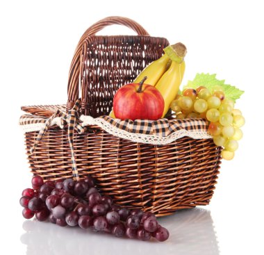 piknik sepeti ile üzerine beyaz izole meyve