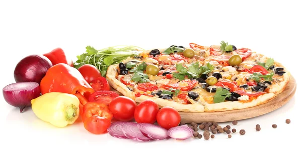 Deliziosa pizza con ingredienti intorno isolati su bianco — Foto Stock