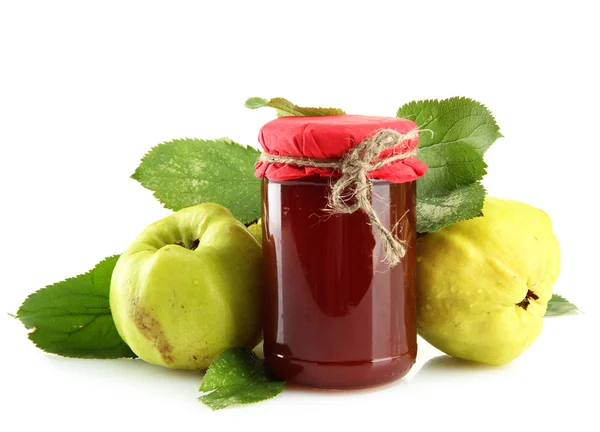 Jar of jam and quinces with leaves, isolated on white — Stock Photo, Image