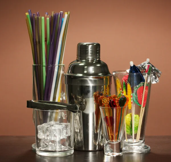 Cocktail shaker and other bartender equipment on color background — Stock Photo, Image