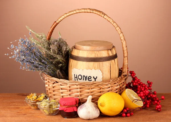 Honning og andre naturlige medicin til vinter flue, på træbord på brun baggrund - Stock-foto