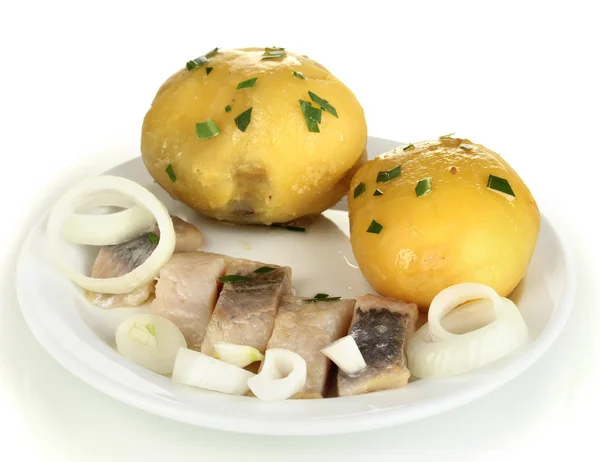 Schotel van haring en aardappelen op plaat geïsoleerd op wit — Stockfoto
