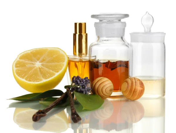 Maken van parfum geïsoleerd op wit — Stockfoto